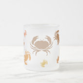 マグカップ – 複数のオレンジと茶色のカニ (中央)