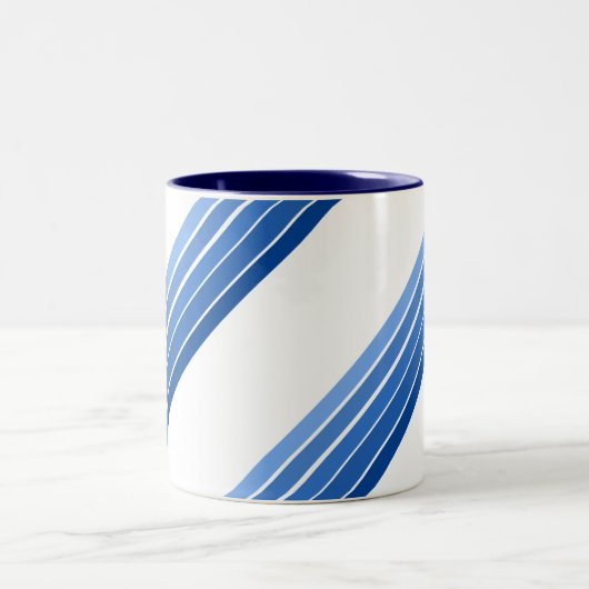 マグカップ – 青の斜線の対角線ストライプ (中央)