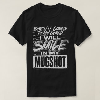 マグショットでも笑顔 Parenting Quote Tシャツ