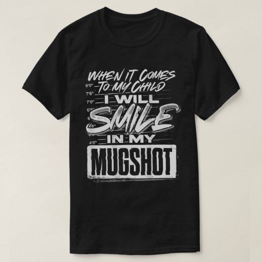 マグショットでも笑顔 Parenting Quote Tシャツ (デザイン正面)