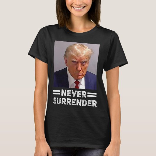 マグショット決してトランプ投票を放棄しない2024 Tシャツ (正面)