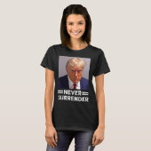 マグショット決してトランプ投票を放棄しない2024 Tシャツ (正面フル)