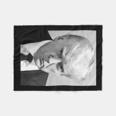 マグショット – ドナルド・トランプ・マグショット フリースブランケット (正面(横))