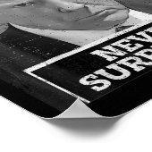 マグショット – ドナルド・トランプ・マグショット – 決して降伏 ポスター (角)