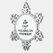 マグネシウムに焦点を合わせることによって平静を保って下さい スノーフレークピューターオーナメント (右)