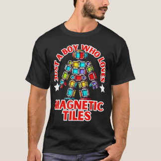 マグネットタイル ただの少年じゃない 磁石のタイルが大好きな男の子 R Tシャツ