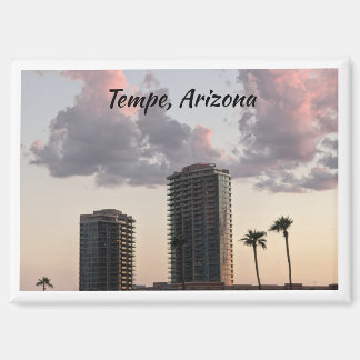 マグネット – 日没のアリゾナ州テンペのダウンタウン。