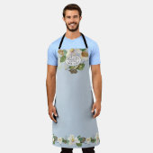 マグノリアフローラウォーターカラーダスティブルーモムズキッチン エプロン (着用した状態)