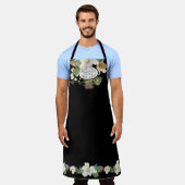 マグノリアフローラウォーターカラーブラックnホワイトキッチン エプロン (着用した状態)