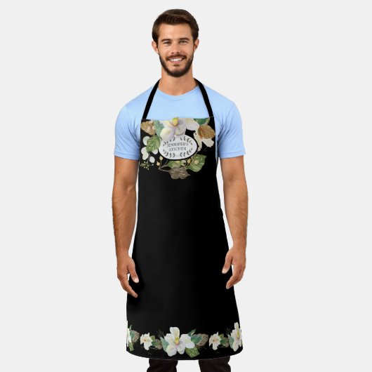 マグノリアフローラウォーターカラーブラックnホワイトキッチン エプロン (着用した状態)