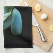 マグノリア接写スポットライトMatthew 5:16 キッチンタオル (四つ折り)