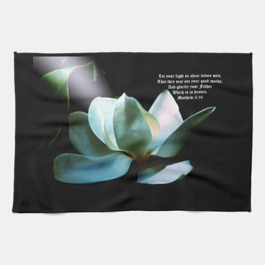 マグノリア接写スポットライトMatthew 5:16 キッチンタオル (横)