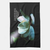 マグノリア接写スポットライトMatthew 5:16 キッチンタオル (縦)