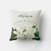 マグノリア開花 |人生は美しいパーソナライズされた クッション (裏面)