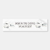 マグパイ生まれズの鳥引用文アートを愛する バンパーステッカー (正面)