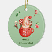 マグパーソナライズされたで名前クリスマス格言を追加する セラミックオーナメント (左)