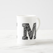 マグモノグラムの:文字"M" ボーンチャイナマグカップ (正面右)