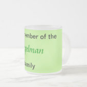 マグ誇りを持った – 家族の一員 フロストグラスマグカップ (正面右)