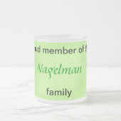 マグ誇りを持った – 家族の一員 フロストグラスマグカップ (中央)