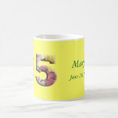 マグ65年のマイル標石の誕生日記念日の コーヒーマグカップ (中央)