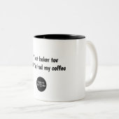 マグ: それは私が私のコーヒーを食べたまでBoker Tovではないです ツートーンマグカップ (正面右)