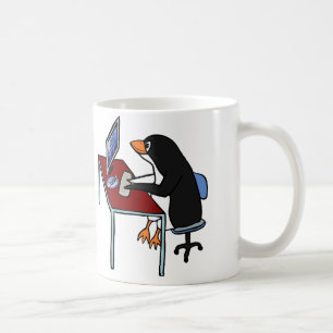 マグ: コンピュータに取り組んでいるかわいくおもしろいなペンギン コーヒーマグカップ