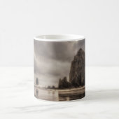 マグ：ヘイスタックの岩と針 コーヒーマグカップ (中央)
