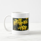 マグ、ラッパスイセンの固まり コーヒーマグカップ (左)