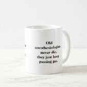 マグ-古い麻酔医は決して死にません コーヒーマグカップ (正面右)