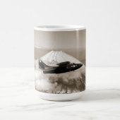 マグ: 富士山、日本上の海兵隊の航空機 コーヒーマグカップ (中央)