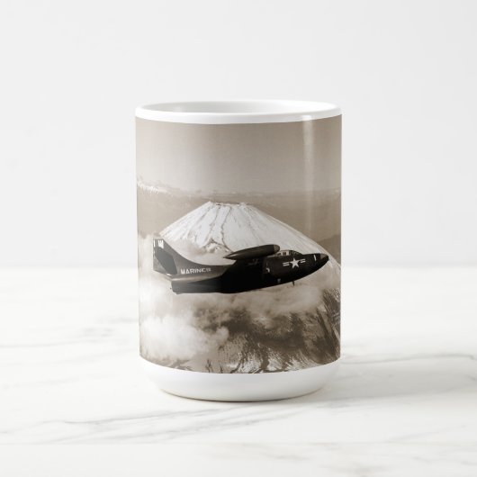 マグ: 富士山、日本上の海兵隊の航空機 コーヒーマグカップ (中央)