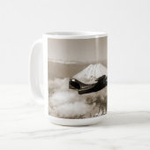 マグ: 富士山、日本上の海兵隊の航空機 コーヒーマグカップ (正面左)