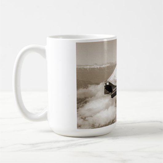 マグ: 富士山、日本上の海兵隊の航空機 コーヒーマグカップ (左)