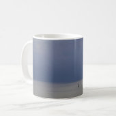 マグ: 海の孤独な帆ボート コーヒーマグカップ (正面左)