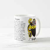 マグHogan家族の紋章付き外衣 コーヒーマグカップ (正面右)