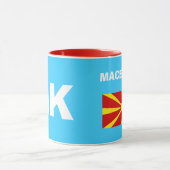マケドニアのカラフルな国番号のマグ マグカップ (中央)