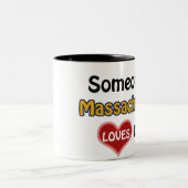 マサチューセッツにいる誰かが私を愛している ツートーンマグカップ (中央)
