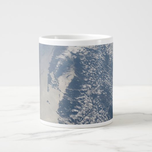 マサチューセッツの海岸線のSunglint。 ジャンボコーヒーマグカップ (正面)