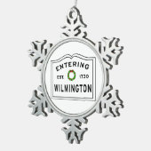 マサチューセッツの町ウィルミントンに入る スノーフレークピューターオーナメント (右)