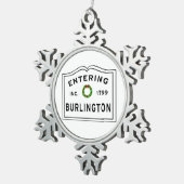 マサチューセッツの町バーリントンに入る スノーフレークピューターオーナメント (右)