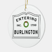 マサチューセッツの町バーリントンに入る セラミックオーナメント (左)