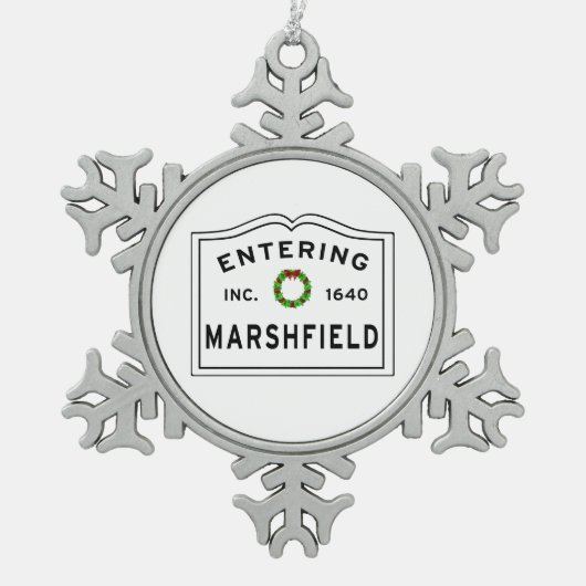 マサチューセッツ州のタウンマーシャフィールドに入る スノーフレークピューターオーナメント (正面)