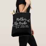 マザーオブザブライドトートバッグ | Chic White Script トートバッグ<br><div class="desc">花嫁の母はこのトートバッグを愛パーソナライズされたしてる！おもしろいトレンディーの白いスクリプトフォントと旋回を両面に備え、バッグにはカスタム、花嫁の名前の母、日付、場所などを追加する文字の2つの行が含まれていま結婚す。背景の色を自分の色に合わせ結婚て変更すクリックるとカスタマイズ、小さいスポイトを使う（背面の色も必ず変更する）。 時代を超えたクラシック、まだシックでスタイリッシュある。... バチェロレッテや結婚式の引き出物の贈り物として完璧で、のギアのためのちょうど運正しいサ結婚イズ。... .今日のスタイルやテーマの多結婚くとのコーディネート。以下のクリックColorfulgalshopのロゴを参照し結婚て、あなたのブライダルパーティ全体のためのより多くのトートや贈り物。おもし客様のデザイントートにカスタムお願い結婚し連絡ます。Colorfulgalshop@gmail.com</div>