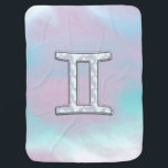 マザーオブパールスタイルジェミニ〔占星術の〕十二宮図シンボル ベビー ブランケット<br><div class="desc">ピンクと青の背景にジェミニ〔占星術の〕十二宮図のシンボルのような真珠の母親。彼女モダンのガーリースタイルの新しい素晴らしデザインカスタムの誕生日の贈り物アイディア。刺繍デザインは色の選択肢の人気がある中で利用可能。「このデザイ頼ザ」リンクを使用し連絡て、お客様の特別なデザインリクエストやカスタマイズのニーズに対する支援を受けることができます。</div>