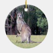 マザーカンガルーとベビージョーイ彼女のポーチ セラミックオーナメント (裏面)