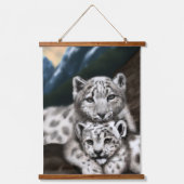 マザースノーヒョウとカッブin the Mountains 吊り下げ型タペストリー (正面)