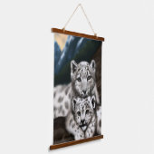 マザースノーヒョウとカッブin the Mountains 吊り下げ型タペストリー (傾斜あり)