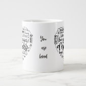 マザーズデイモダンブラックタイポグラフィハート ジャンボコーヒーマグカップ (正面)