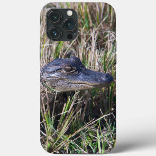 マシュの草むらに佇むベビーアリゲーターのフォトグラフィー iPhone 13 PRO MAXケース