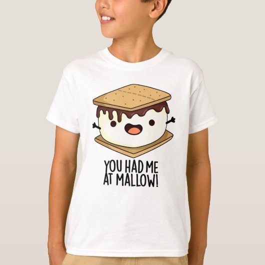 マシュマロで恋に落ちた おもしろスモアダジャレ Tシャツ (正面)